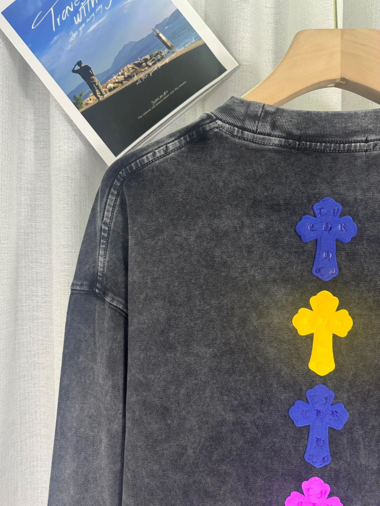P250 top version, real shot without P, ​​different from market currency) 𝗖𝗵𝗿𝗼𝗺𝗲 𝗛𝗲𝗮𝗿𝘁𝘀/Cro Heart 2025 Autumn and Winter Horseshoe Cross Sticker 3D Glue Couple Casual Long Sleeve 👑The highest version! Customized fabric 320g fabric! Horseshoe cross printing 3D hot glue! The best-selling model in the counter, very comfortable to wear. Accessories: original molded and authenticated collar label➕100% silk wash label. Genuine purchase-grade original hangtag➕matching hanging rope➕3D hanging beads➕original packaging bag. Craftsmanship: The original version has consistent wiring! The highest version of the armhole matching technique! Color: Blue Black Size: S M L XL Style No.: 5175